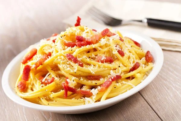 Традиционное Итальянское Блюдо Спагетти Карбонара Беконом Сливочном Соусе — стоковое фото