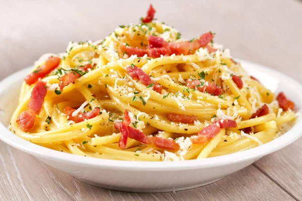 Tradycyjne Włoskie Danie Spaghetti Carbonara Bekonem Sosie Śmietankowym — Zdjęcie stockowe