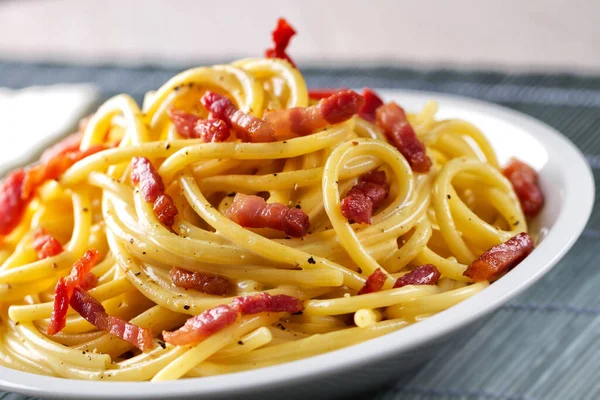 Plato Tradicional Italiano Spaghetti Carbonara Con Tocino Salsa Crema —  Fotos de Stock