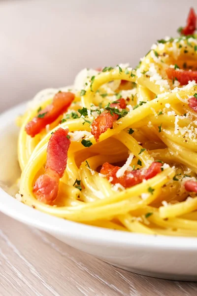 Traditionelles Italienisches Gericht Spaghetti Carbonara Mit Speck Sahnesoße — Stockfoto