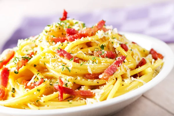 Plato Tradicional Italiano Spaghetti Carbonara Con Tocino Salsa Crema —  Fotos de Stock