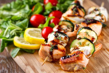 Salatalı balık şişi.