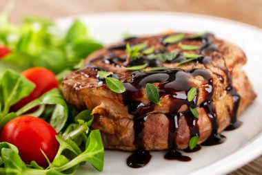 Biftek ve karışık salata..