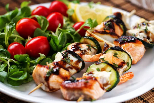 Espetos Peixe Com Salada — Fotografia de Stock