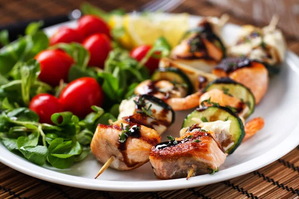 Brochetas Pescado Con Ensalada — Foto de Stock