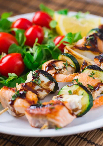 Brochettes Poisson Avec Salade — Photo