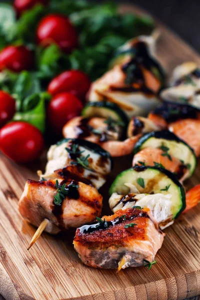 Brochetas Pescado Con Ensalada — Foto de Stock