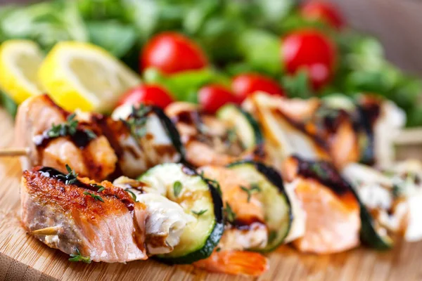 Fischspieße Mit Salat — Stockfoto