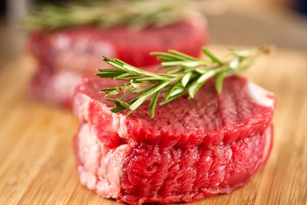 Raw Beef Tenderloin Cutting Board — Stock Photo, Image