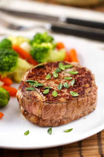 Filé Carne Bovino Com Legumes Mistos — Fotografia de Stock