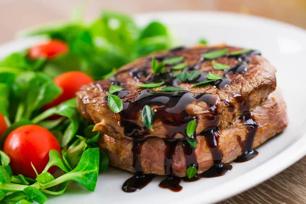 Filete Ternera Con Ensalada Mixta —  Fotos de Stock