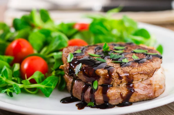 Filete Carne Bovina Com Salada Mista — Fotografia de Stock