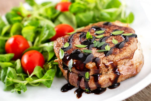 Filete Ternera Con Ensalada Mixta —  Fotos de Stock