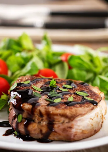 Filete Ternera Con Ensalada Mixta —  Fotos de Stock