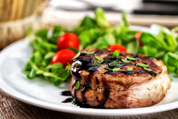 Filete Carne Bovina Com Salada Mista — Fotografia de Stock