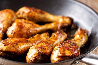 Tavada kızartılmış tavuk budu.