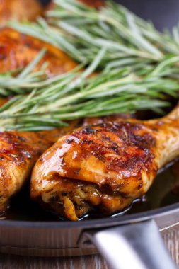 Tavada kızartılmış tavuk budu.