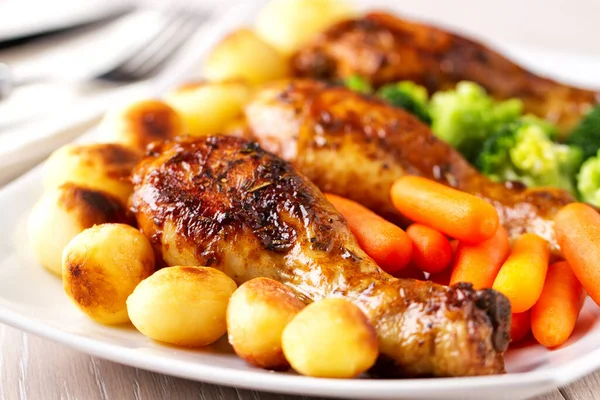 Roast Chicken Thighs Potatoes Carrots Broccoli Brussels Sprouts — Stock Photo, Image