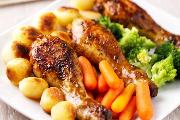 Roast Chicken Thighs Potatoes Carrots Broccoli Brussels Sprouts — Stock Photo, Image