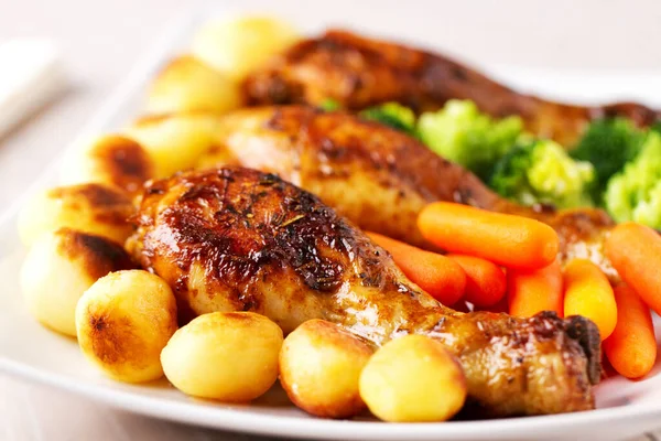 Roast Chicken Thighs Potatoes Carrots Broccoli Brussels Sprouts — Stock Photo, Image