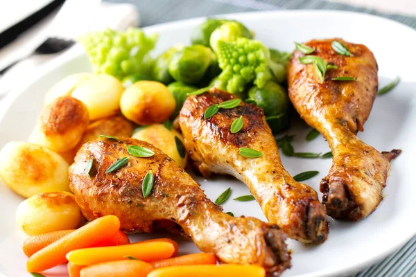 Ayam Panggang Thighs Dengan Kentang Wortel Brokoli Dan Brussels Sprouts — Stok Foto