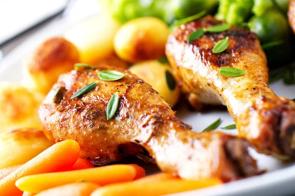 Roast Chicken Thighs Potatoes Carrots Broccoli Brussels Sprouts — Stock Photo, Image