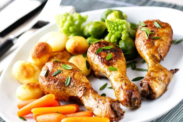 Ayam Panggang Thighs Dengan Kentang Wortel Brokoli Dan Brussels Sprouts — Stok Foto