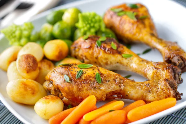 Roast Chicken Thighs Potatoes Carrots Broccoli Brussels Sprouts — Stock Photo, Image