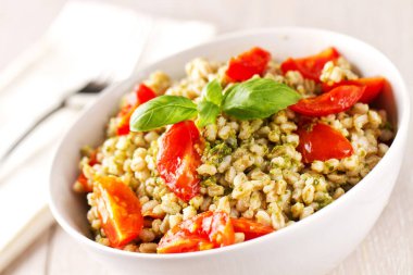 Pesto soslu arpa salatası ve domates.