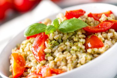 Pesto soslu arpa salatası ve domates.