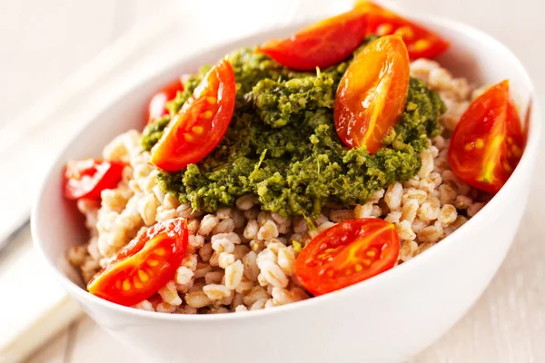 Ensalada Cebada Con Salsa Pesto Tomates — Foto de Stock