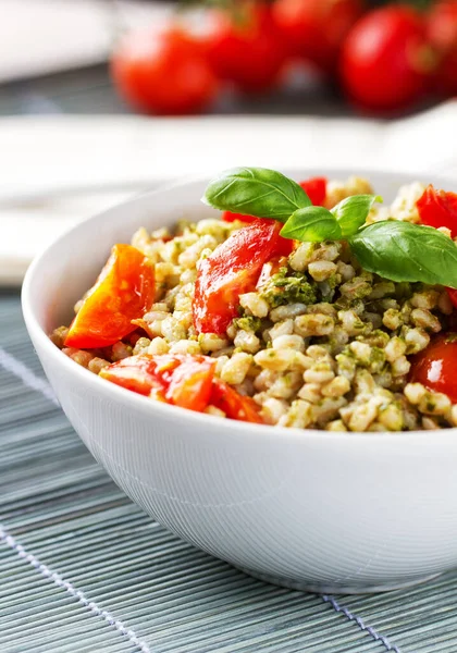 Salada Cevada Com Molho Pesto Tomate — Fotografia de Stock
