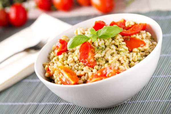Gerstensalat Mit Pesto Sauce Und Tomaten — Stockfoto