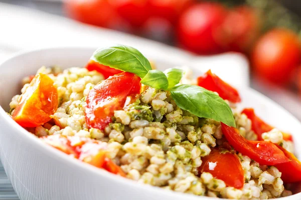 Insalata Orzo Con Salsa Pesto Pomodori — Foto Stock