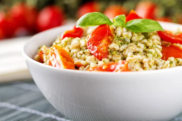 Insalata Orzo Con Salsa Pesto Pomodori — Foto Stock