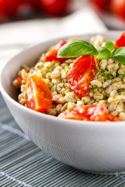 Gerstensalat Mit Pesto Sauce Und Tomaten — Stockfoto