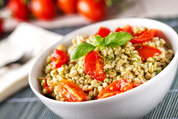 Gerstensalat Mit Pesto Sauce Und Tomaten — Stockfoto