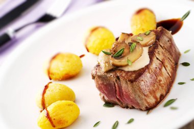 mantar sos ve patates ile Dana fileto.