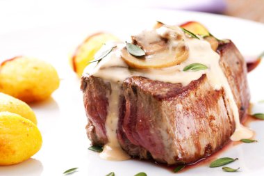 mantar sos ve patates ile Dana fileto.