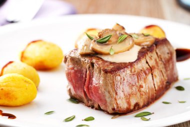 mantar sos ve patates ile Dana fileto.