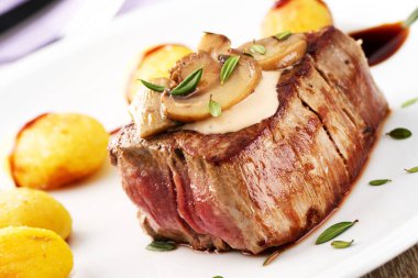 mantar sos ve patates ile Dana fileto