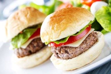 Salatalı Mini Burgerler.