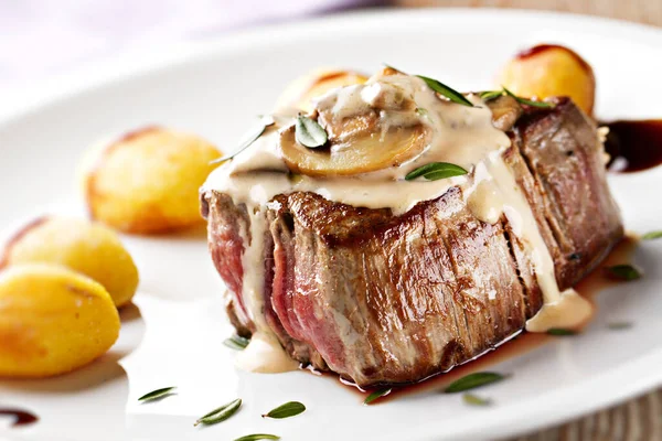 mantar sos ve patates ile Dana fileto.