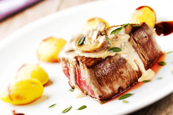 mantar sos ve patates ile Dana fileto.