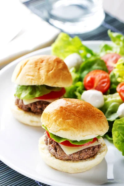 Mini Burger Mit Beilagensalat — Stockfoto