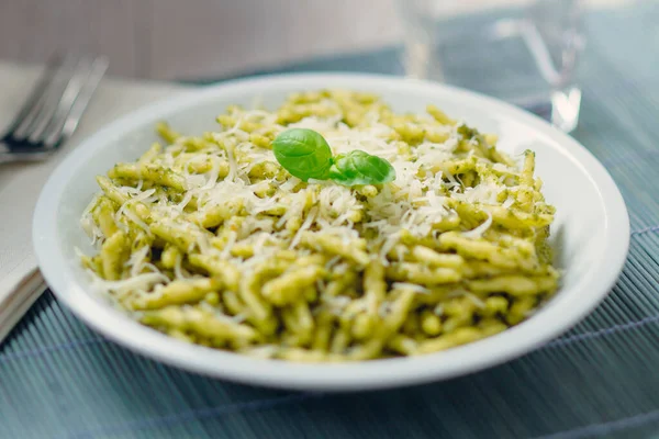 Pasta Con Salsa Pesto Parmesano Plato —  Fotos de Stock