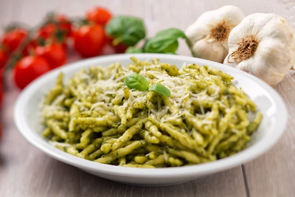 Massa Com Molho Pesto Parmesão Uma Chapa — Fotografia de Stock