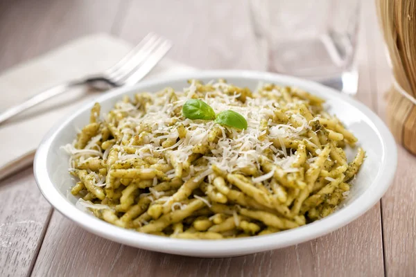Pasta Mit Pesto Und Parmesan Auf Einem Teller — Stockfoto