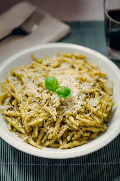 Massa Com Molho Pesto Parmesão Uma Chapa — Fotografia de Stock