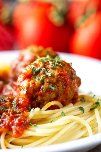 Spaghetti Mit Frikadellen Tomatensauce Und Kräutern Auf Einem Weißen Teller — Stockfoto